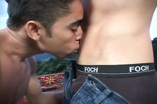 Yakışıklı adam sevgilisinin sert oral seks ve devasa cumshot ile uzun ve kalıcı anal seks yapmasını bekler