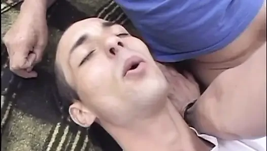 Yaşlı ve genç büyük grup seks partisi orta yaşlı seksi kadın sikişiyor (tam orijinal film.)
