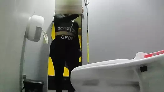 Umumi banyoda kız ve beni meydan okumada yenmek için kendini kaydediyor