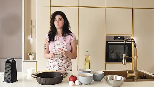 Yemek pişirme gösterisi yüzünde spermle biseksüel üçlü sekse dönüştü.