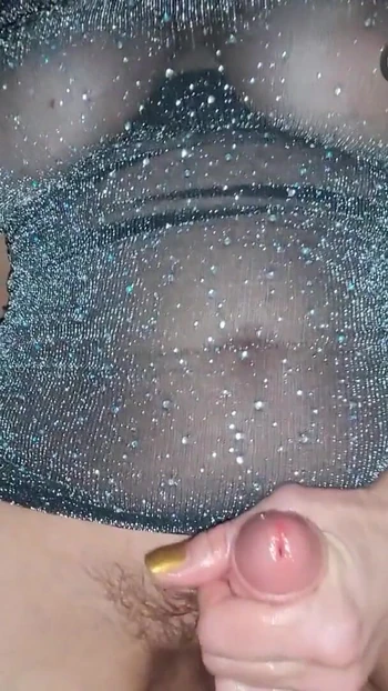 Сногсшибательный момент из "Сексуальная милфа с большими колышущейся грудью и большими половыми губами скачет на тебе в видео от первого лица, пожалуйста, кончи по всей мне"