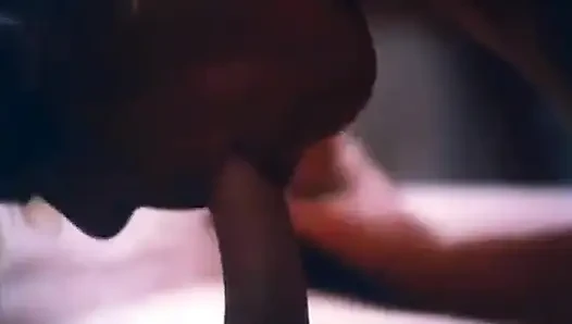 Klasik kısa saçlı sarışın orta yaşlı seksi kadın