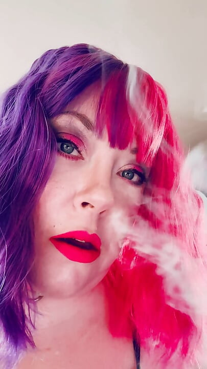 Chubby Cougar Tina Snua Smokes A Cork Tipped Cigarette In Latex Gloves -