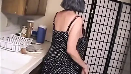 Orta yaşlı seksi kadın yarak emiyor amcığını sikiyor dildoyla sikişiyor... ağzına boşalma