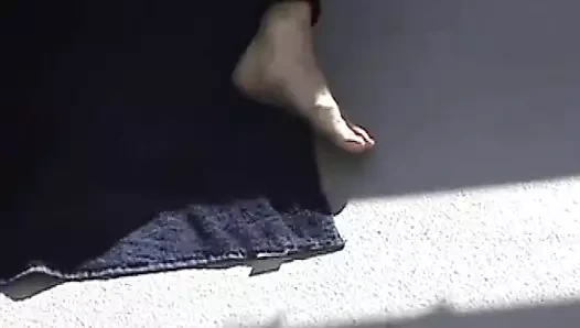 Ponyboi sert etini okşayarak