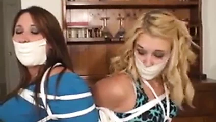 İki hatun kaçıyor