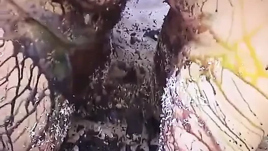 Şişman ve iri güzel latinler mutfakta vücutlarında losyon kullanıyor