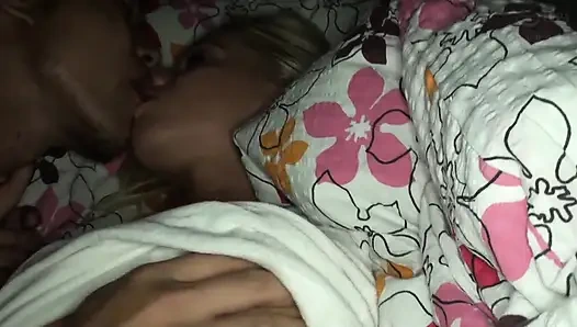 Güzel sarışın, tıraşlı amcık, karanlıkta sikiliyor, edepsiz dölleme