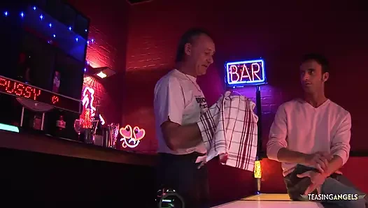 Yaramaz striptizci Romana onları çok azdırıyor ve bu da azgın bir üçlü seksin başlamasına neden oluyor