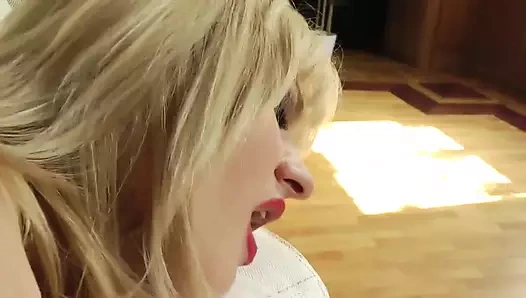 Küçük memeli ateşli azgın orta yaşlı seksi kadın canavar yarakla sikiliyor ve ağzına boşalıyor