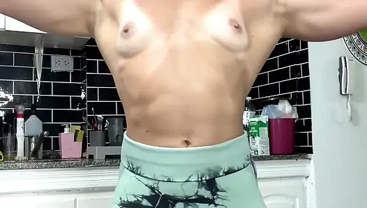 Sarışın orta yaşlı seksi kadın sert göğüsleriyle sınırları yıkıyor