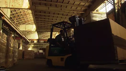 Yaramaz esmer farklı fantezi pozisyonlarda sert sikiş alır