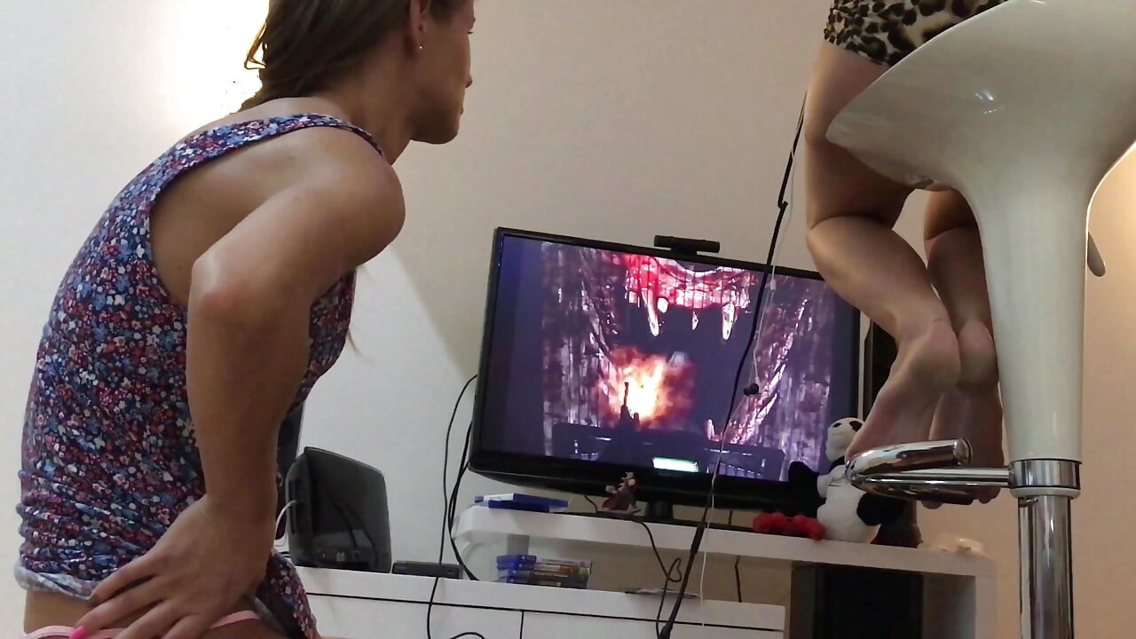 Cadılar bayramı için: çekici, kesin cadılar bayramı ikramları, Sarah ve Denisa Playstation VR ile korku oyunu oynuyor