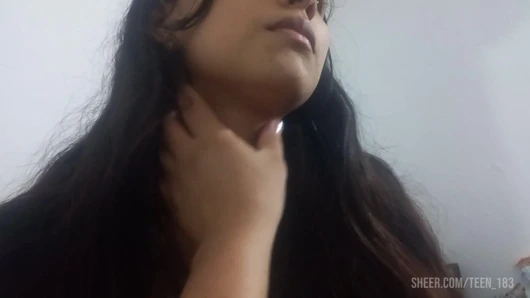 18 yaşındaki ateşli sıska kız mükemmel göğüslerini okşamama izin veriyor. Anal seks istiyorum