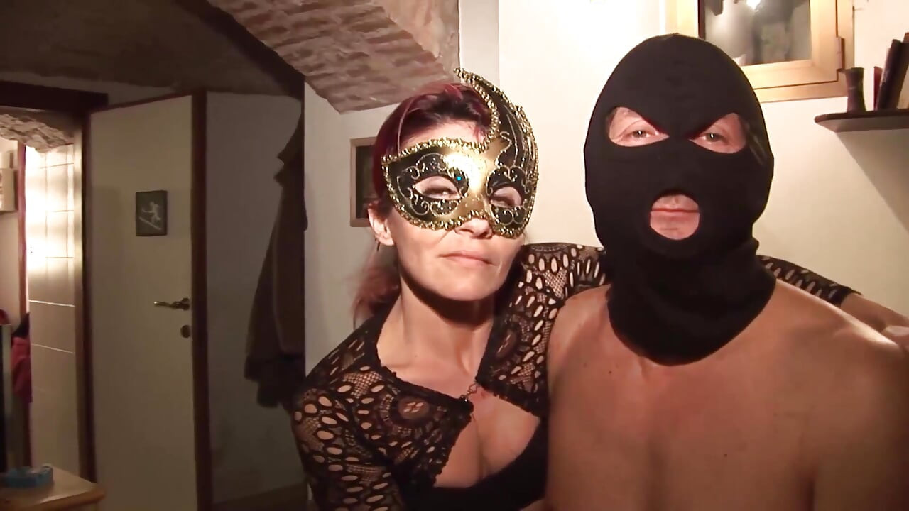 Kızıl saçlı azgın orta yaşlı seksi kadın istediği tüm yarakları alıyor