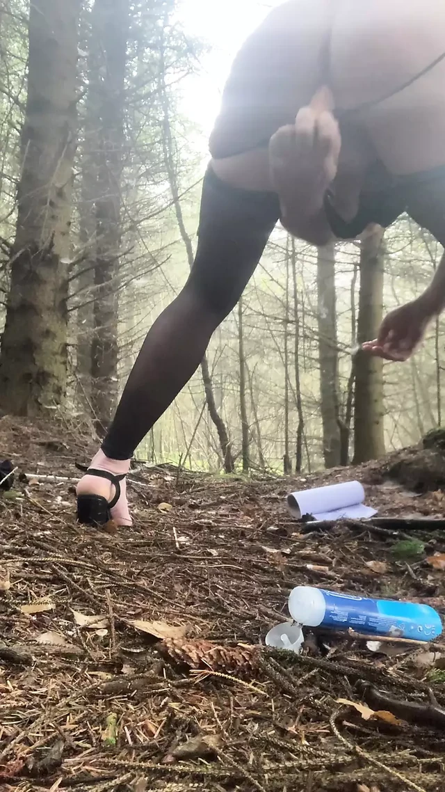 Сучка-сисси в лесу - новый лифчик, новые трусики, новая игрушка