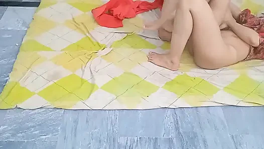 Sevimli Desi Hintli evli kadın ev yapımı masaj sonra sert amcık sikişi ateşli evli kadın kocasından döl yiyor