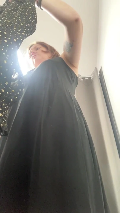 Становится обнаженной, чтобы примерить дизайнерские платья в шикарном бутик-магазине