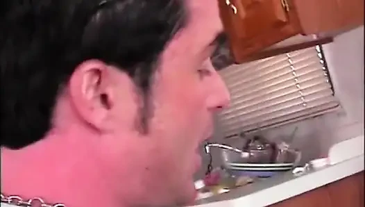 Sarışın orta yaşlı seksi kadın ağzındaki yarağı seviyor