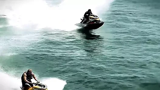 Christin Alexis okyanusta bir salın üzerinde dölünü siktiriyor