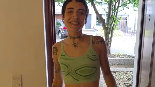 Alina Svetlana bu zorluğun üstesinden gelir ve bir yabancını porno videosu çekmeye ikna eder