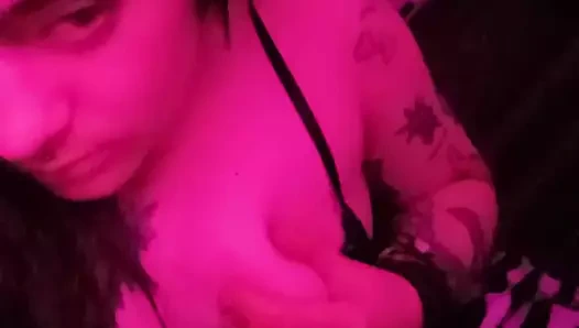 Meme ucuyla oynuyor ateşli evli kadın orospu gibi inliyor