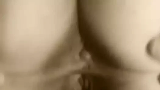 Amcığımla çok farklı pozlar ve emme yarrak oynuyor