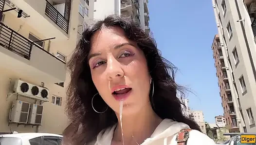 Kız sokaklarda boşalmak için yüzüne boşalmak istiyor - sakso