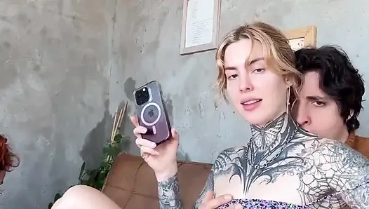 2 oda arkadaşımla ilgileniyorum