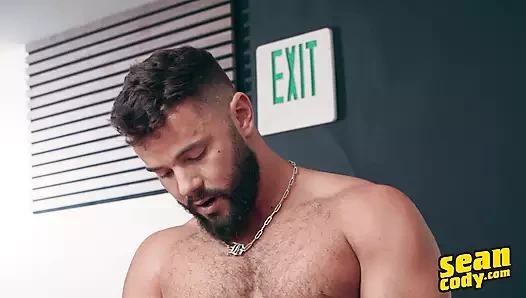 Sean Cody - Paul, Brysen ve Hayden Harding'in birbirlerinin her yerine boşalması arasındaki bu ateşli üçlü grup seks sahnesine göz atın