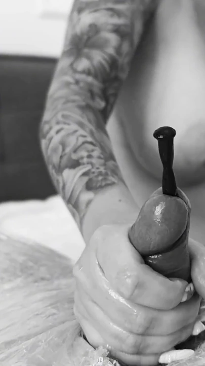 Kadın egemenliği. Büyük memeli bir dominatrix orgazm olana kadar dilatörleri esnetilmiş bir seks kölesine sokuyor.