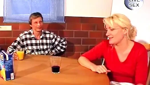 Olgun sarışın fışkırtma patlamasına kadar kasenin üzerinde parmaklanıyor