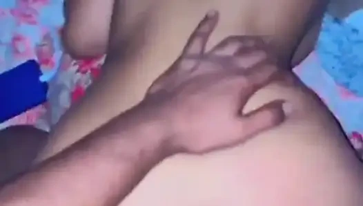 Дези бхабхи надевает презерватив на хуй и начинает трахаться в позе наездницы