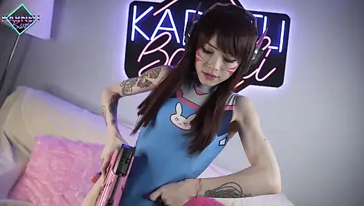 D.va oyuncaklarla sıkı götünü sikiyor. Karneli Bandi