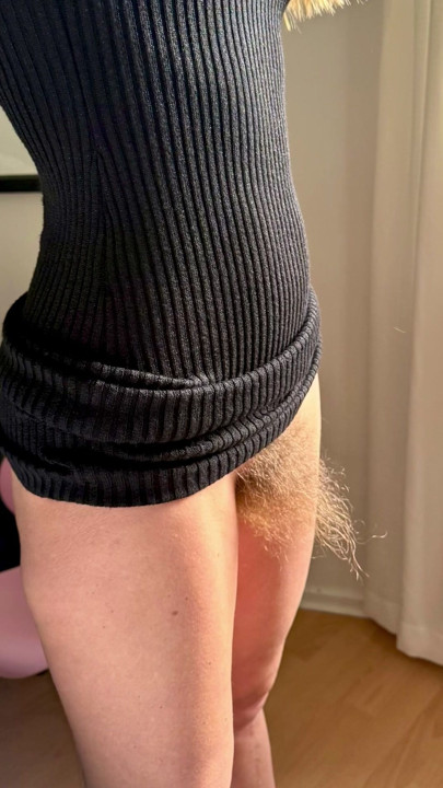 Olgun orta yaşlı seksi kadın büyük amını gösteriyor.