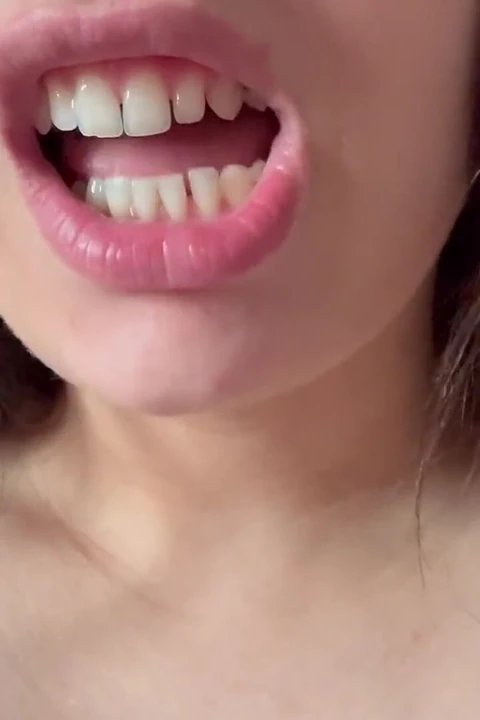Giantess minik kocasını içine alarak aşağılıyor