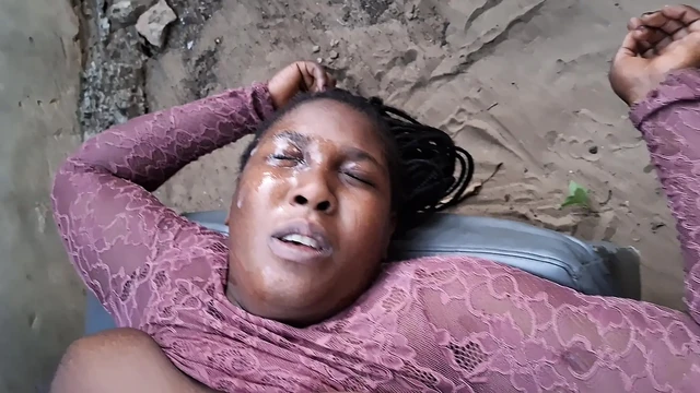 Трахая горячую хорошенькую сучку, она обожает мой большой длинный хуй