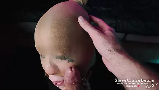 Aptal sürtük kapüşonlu külotlu çorap giyerken yarak emiyor ve tokatlanıyor