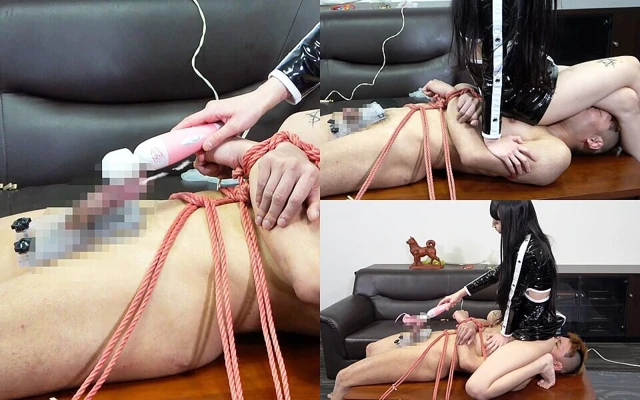 Yüz oturan vibratörle boşalmaya zorlanır; kadın başkan, yetersiz çalışanın üzerine yüz otururken nefesini tutarak oynar, onun testislerini ezici tahtayla ezer ve vibratörle boşalmasını teşvik eder.