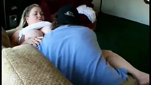 Büyük göğüslü olgun sarışın bayan Patty Parker dolgun adam tarafından sikilmekten hoşlanıyor