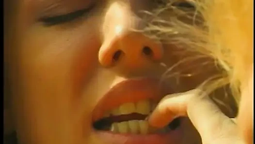 Lezbiyen gençler oynama ile oyuncaklar ve pussies açık havada