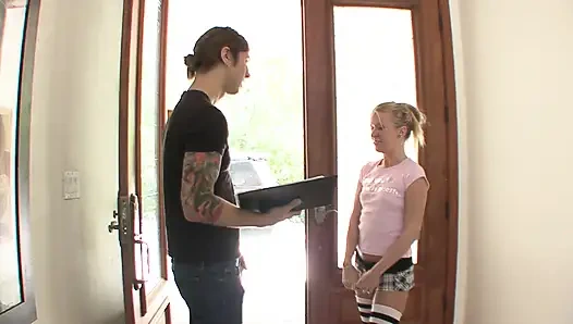 Sevimli sarışın genç kız erkek arkadaşının yarağına biniyor