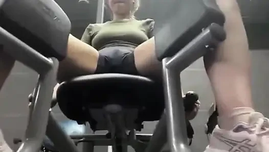 Jucielussie do public show in the gym