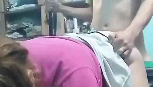 Götünü emiyor, cep telefonuyla kayıt yaparken onu domaltarak sikiyorum