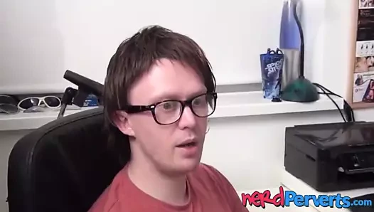 Büyük memeli ve şişman götlü kadın göğüsler arasında çük alır