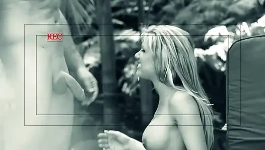 Çarpıcı sarışın açık havada sikiliyor