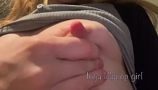 Sert meme uçlarıyla oynuyorum