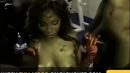Harika zenci orta yaşlı seksi kadın spor salonunda sikiliyor ve birçok canavar yarakla göğüslerine boşalıyor
