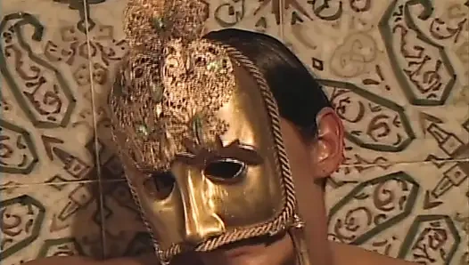 Maskenin arkasında sürtük bir MILF ve 2 azgın adam