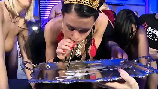 Yutma seven genç sürtükler için porno festivalinde çılgın grup seks